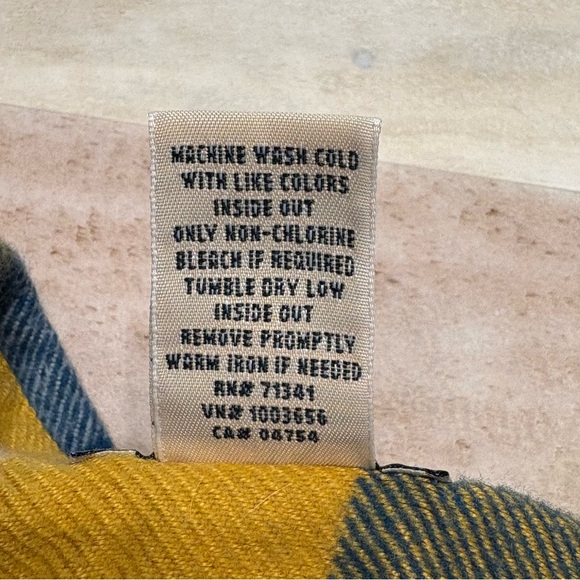 L.L. BEAN Slightly Fitted Organic Cotton Long Sleeve Button Down Shirt - Picture 4 of 5